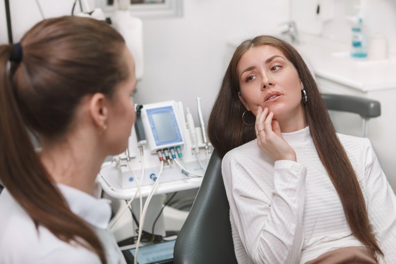 woman seeing emergency dentist